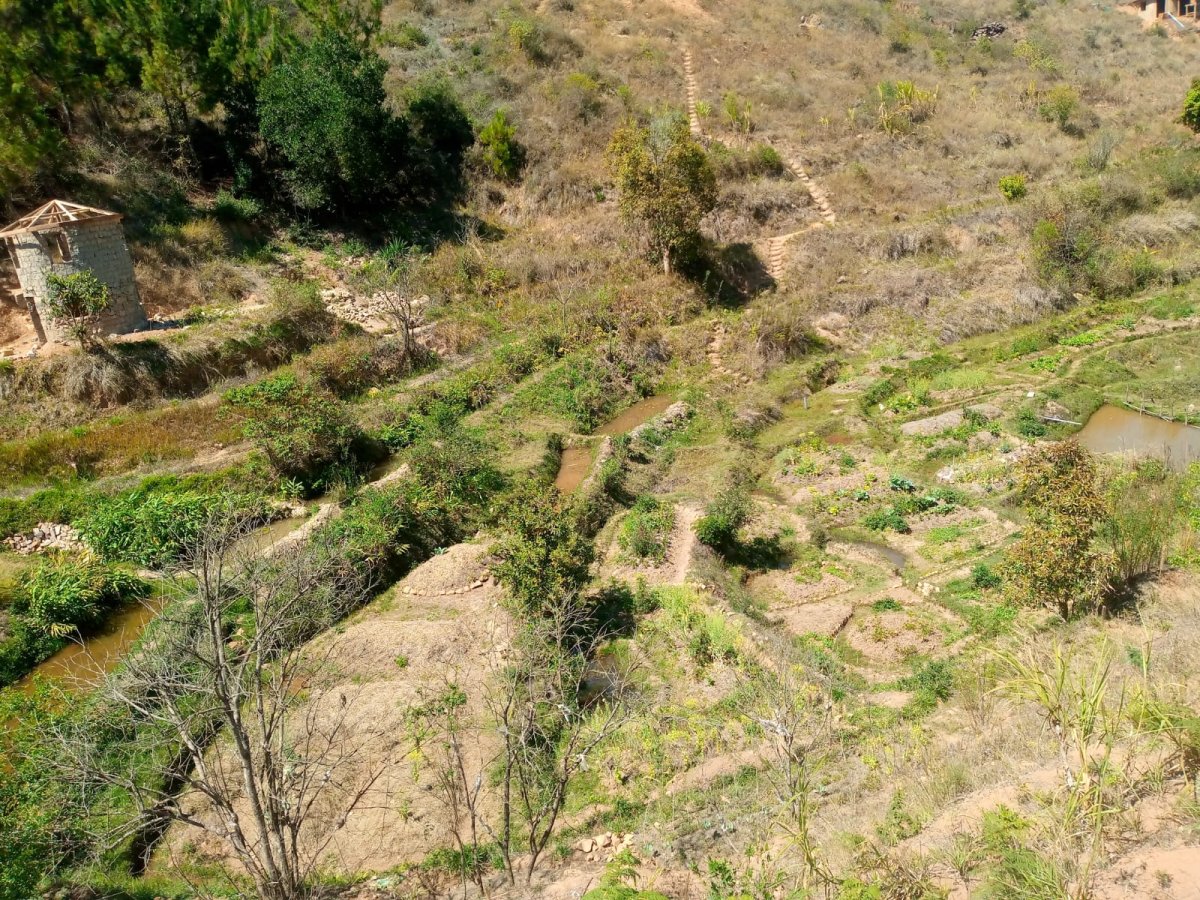 Ny fanaovana canal de rétention d'eau na tatatra manaraka courbe de niveau sy ny fiantraikany @ loharano