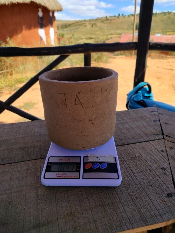 Moins d’eau, même récolte : le secret du pot en argile